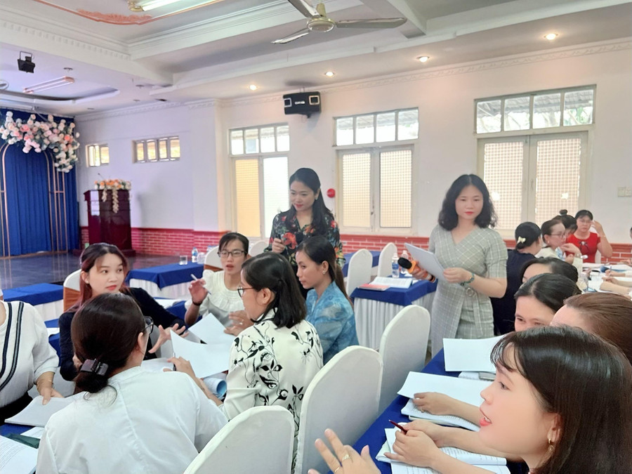 Trao đổi giữa chuyên gia và giáo viên tại chương trình tập huấn.