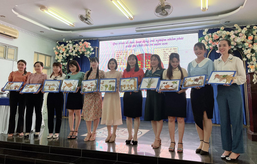 Cô giáo mầm non cùng chia sẻ kết quả của chương trình tập huấn.