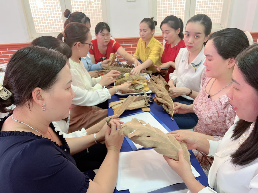 Chuyên gia hướng dẫn thực hiện chuyên đề chăm sóc giáo dục trẻ.