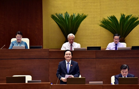 Bộ trưởng Bộ Giáo dục và Đào tạo Phùng Xuân Nhạ trả lời chất vấn trước Quốc hội