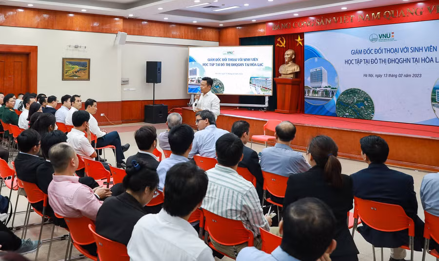 Giám đốc ĐHQGHN Lê Quân đối thoại cùng sinh viên.