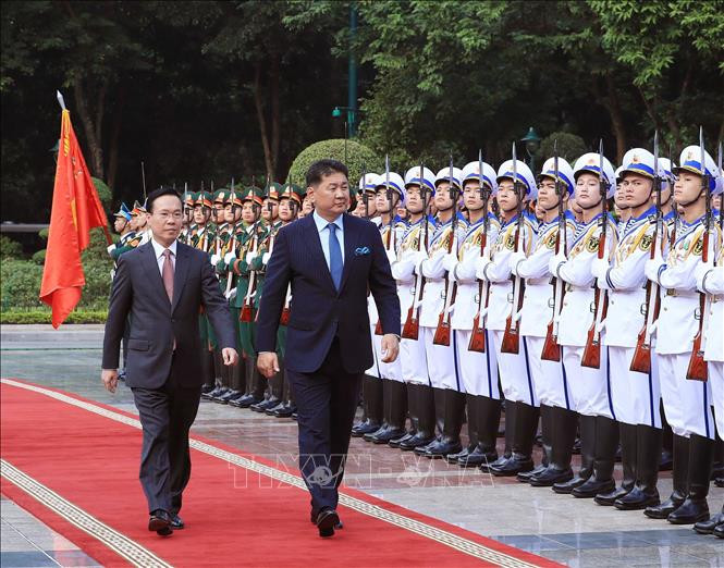 Chủ tịch nước Võ Văn Thưởng và Tổng thống Mông Cổ Ukhnaagiin Khurelsukh duyệt Đội Danh dự QĐND Việt Nam. Ảnh: Thống Nhất/TTXVN Chủ tịch nước Võ Văn Thưởng và Tổng thống Mông Cổ Ukhnaagiin Khurelsukh duyệt Đội Danh dự QĐND Việt Nam. Ảnh: Thống Nhất/TTXVN