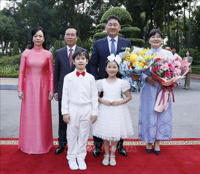 Chủ tịch nước Võ Văn Thưởng và Phu nhân cùng Tổng thống Mông Cổ Ukhnaagiin Khurelsukh với thiếu nhi Thủ đô Hà Nội tại lễ đón. Ảnh: Thống Nhất/TTXVN Chủ tịch nước Võ Văn Thưởng và Phu nhân cùng Tổng thống Mông Cổ Ukhnaagiin Khurelsukh với thiếu nhi Thủ đô Hà Nội tại lễ đón. Ảnh: Thống Nhất/TTXVN