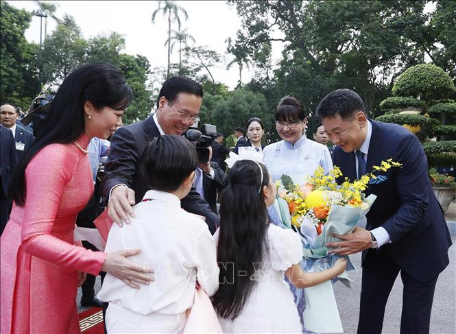 Thiếu nhi Thủ đô Hà Nội chào đón Tổng thống Mông Cổ Ukhnaagiin Khurelsukh và Phu nhân thăm cấp Nhà nước tới Việt Nam. Ảnh: Thống Nhất/TTXVN Thiếu nhi Thủ đô Hà Nội chào đón Tổng thống Mông Cổ Ukhnaagiin Khurelsukh và Phu nhân thăm cấp Nhà nước tới Việt Nam. Ảnh: Thống Nhất/TTXVN