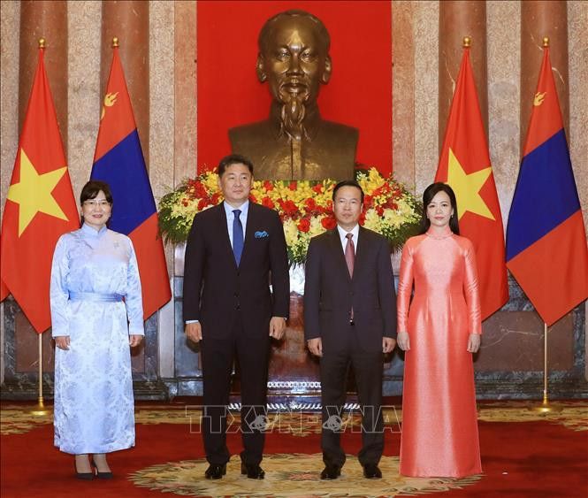 Chủ tịch nước Võ Văn Thưởng và Phu nhân cùng Tổng thống Mông Cổ Ukhnaagiin Khurelsukh và Phu nhân chụp ảnh chung. Ảnh: TTXVN Chủ tịch nước Võ Văn Thưởng và Phu nhân cùng Tổng thống Mông Cổ Ukhnaagiin Khurelsukh và Phu nhân chụp ảnh chung. Ảnh: TTXVN