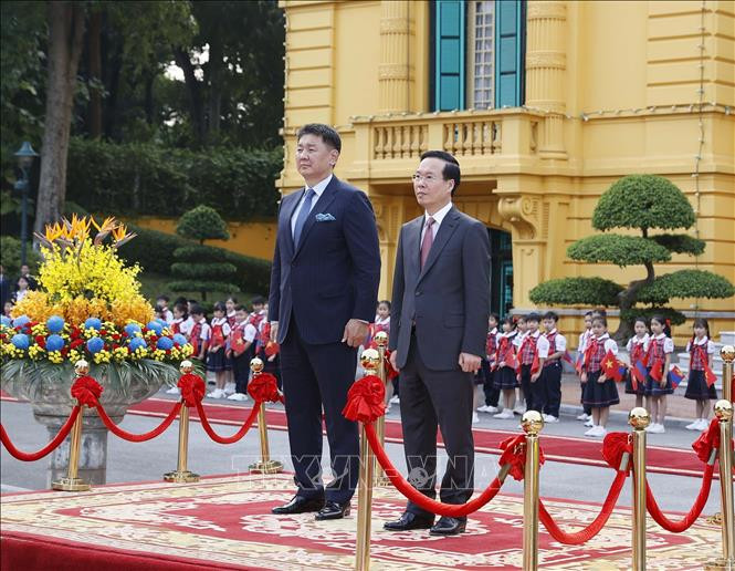 Chủ tịch nước Võ Văn Thưởng và Tổng thống Mông Cổ Ukhnaagiin Khurelsukh nghe quân nhạc cử Quốc thiều hai nước. Ảnh: Thống Nhất/TTXVN Chủ tịch nước Võ Văn Thưởng và Tổng thống Mông Cổ Ukhnaagiin Khurelsukh nghe quân nhạc cử Quốc thiều hai nước. Ảnh: Thống Nhất/TTXVN
