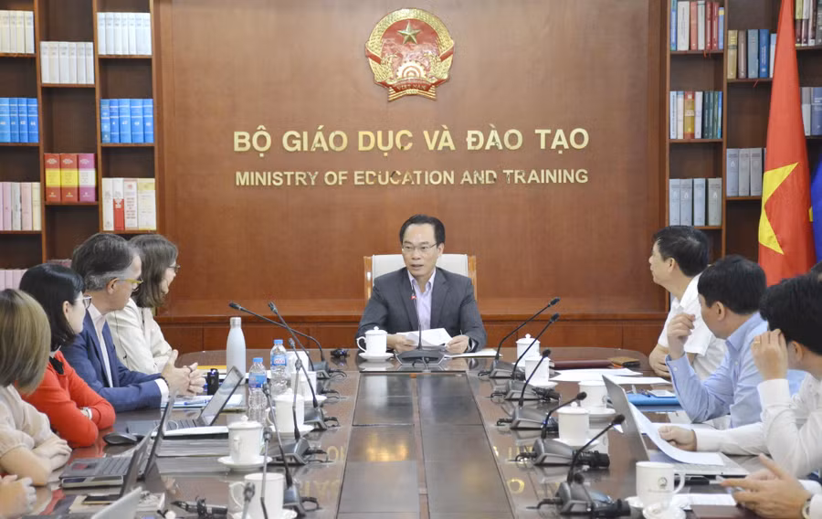 Thứ trưởng Bộ GD&ĐT Hoàng Minh Sơn chủ trì cuộc họp.