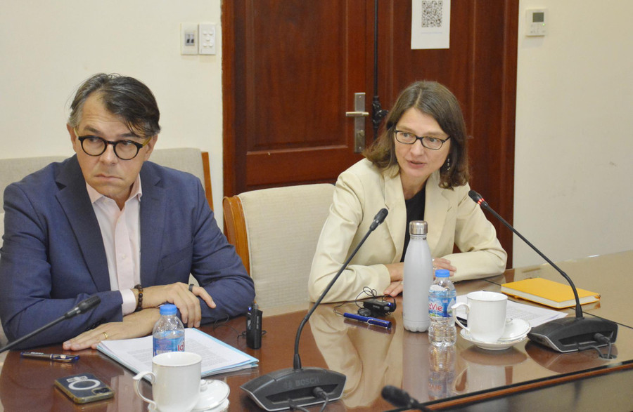 Bà Stefanie Stallmeister - Giám đốc Danh mục dự án của WB tại Việt Nam phát biểu tại cuộc họp.