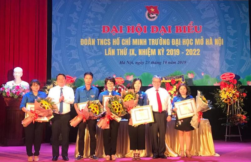 Khen thưởng cho các cá nhân và tập thể Khen thưởng cho các cá nhân và tập thể