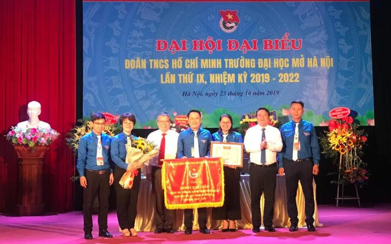 Vinh dự nhận cờ thi đua của Thành Đoàn Hà Nội Vinh dự nhận cờ thi đua của Thành Đoàn Hà Nội