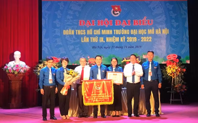 Vinh dự nhận cờ thi đua của Thành Đoàn Hà Nội