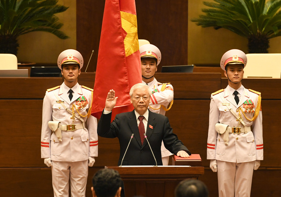 Tổng Bí thư Nguyễn Phú Trọng thực hiện nghi thức tuyên thệ nhậm chức Chủ tịch nước CHXHCN Việt Nam nhiệm kỳ 2016-2021 trước Quốc hội, đồng bào và cử tri cả nước. Ảnh: Duy Linh
