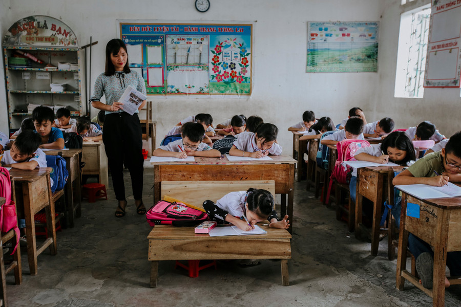 Cô bé "chim cánh cụt" Nguyễn Như Linh (Hà Nội) đang dùng chân để viết lên những giấc mơ trên lớp học như bao bạn bè khác. Ảnh: Lê Minh Sơn