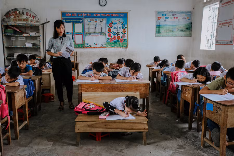 Cô bé "chim cánh cụt" Nguyễn Như Linh (Hà Nội) đang dùng chân để viết lên những giấc mơ trên lớp học như bao bạn bè khác. Ảnh: Lê Minh Sơn