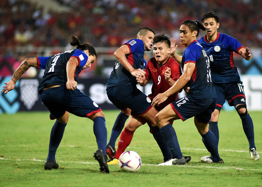 Cầu thủ Quang Hải giữa vòng vây các cầu thủ đội tuyển Philipines (Giải bóng đá AFF SUZUKI Cup). Ảnh: Trần Thanh Hải