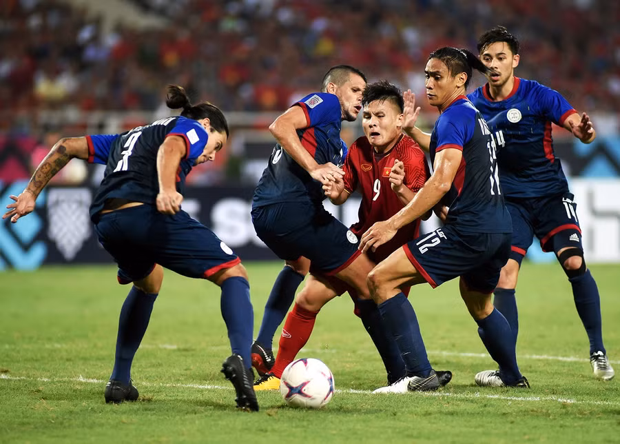 Cầu thủ Quang Hải giữa vòng vây các cầu thủ đội tuyển Philipines (Giải bóng đá AFF SUZUKI Cup). Ảnh: Trần Thanh Hải