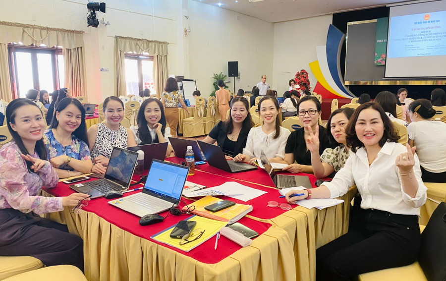 Phút thư giãn của các học viên tại Khóa tập huấn, bồi dưỡng giáo viên và cán bộ quản lý cốt cán mầm non năm 2023. Phút thư giãn của các học viên tại Khóa tập huấn, bồi dưỡng giáo viên và cán bộ quản lý cốt cán mầm non năm 2023.