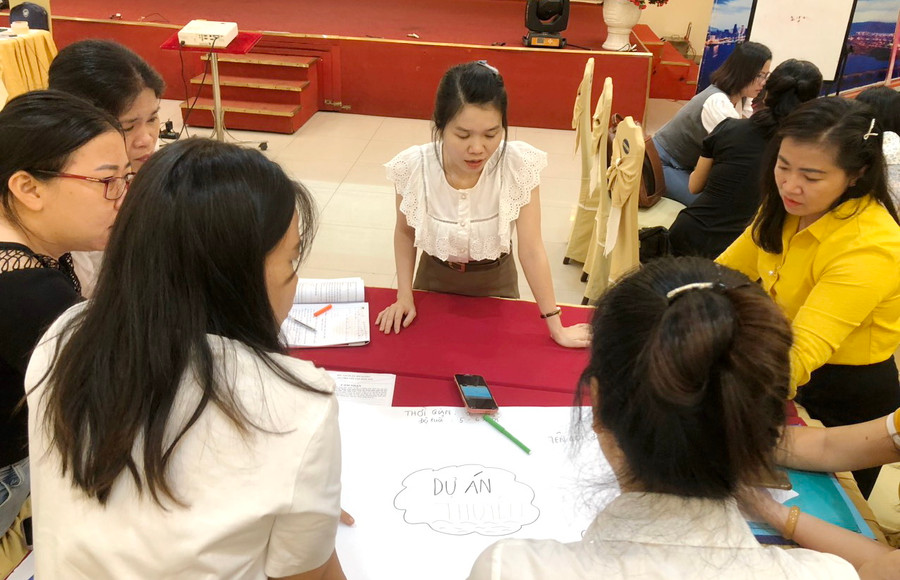 Giáo viên, cán bộ quản lý cốt cán mầm non nghiêm túc tham gia Khóa tập huấn, bồi dưỡng do Cục Nhà giáo và Cán bộ quản lý giáo dục tổ chức. Giáo viên, cán bộ quản lý cốt cán mầm non nghiêm túc tham gia Khóa tập huấn, bồi dưỡng do Cục Nhà giáo và Cán bộ quản lý giáo dục tổ chức.