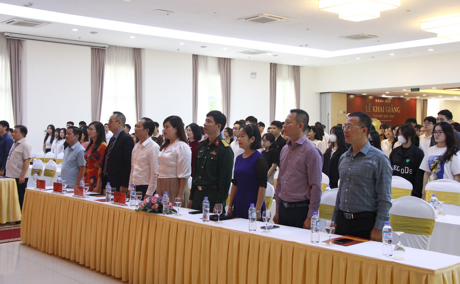 Các đại biểu và sinh viên thực hiện nghi lễ chào cờ.