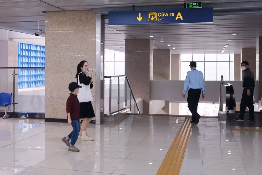 Vào buổi sáng ngày hôm nay, tại ga Cát Linh lượng người dân đến không đông.