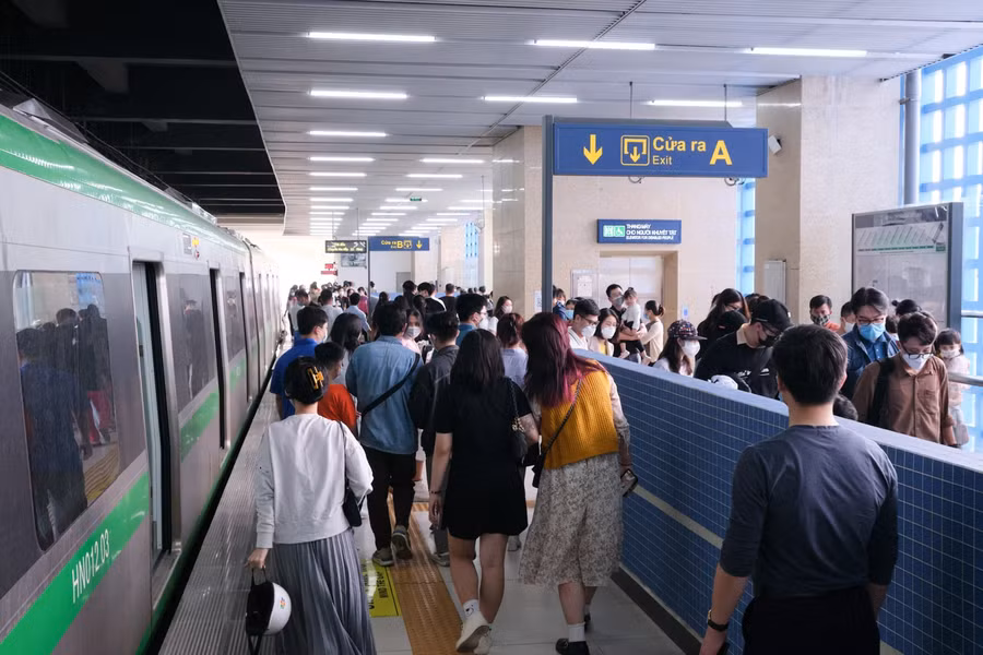 Riêng nhà ga Cát Linh mỗi ngày có từ 1.000-1.500 người gửi xe máy (chiếm 18,4% lượng người đi tàu ở ga này).