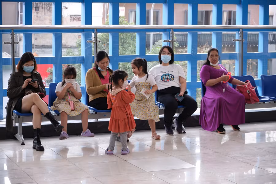 Nhiều người đã cho cả gia đình mình đến để trải nghiệm tàu điện trong ngày cuối tuần.