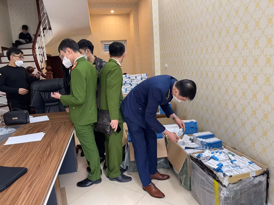 Hơn 3.000 hộp thuốc được khai báo là thuốc hỗ trợ điều trị Covid-19 không rõ nguồn gốc tại cơ sở kinh doanh.