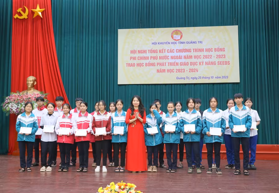 Bà Dương Thị Hải Yến - Chủ tịch Hội Khuyến học tỉnh Quảng Trị cho biết, học bổng góp phần quan trọng hỗ trợ các em trong học tập.