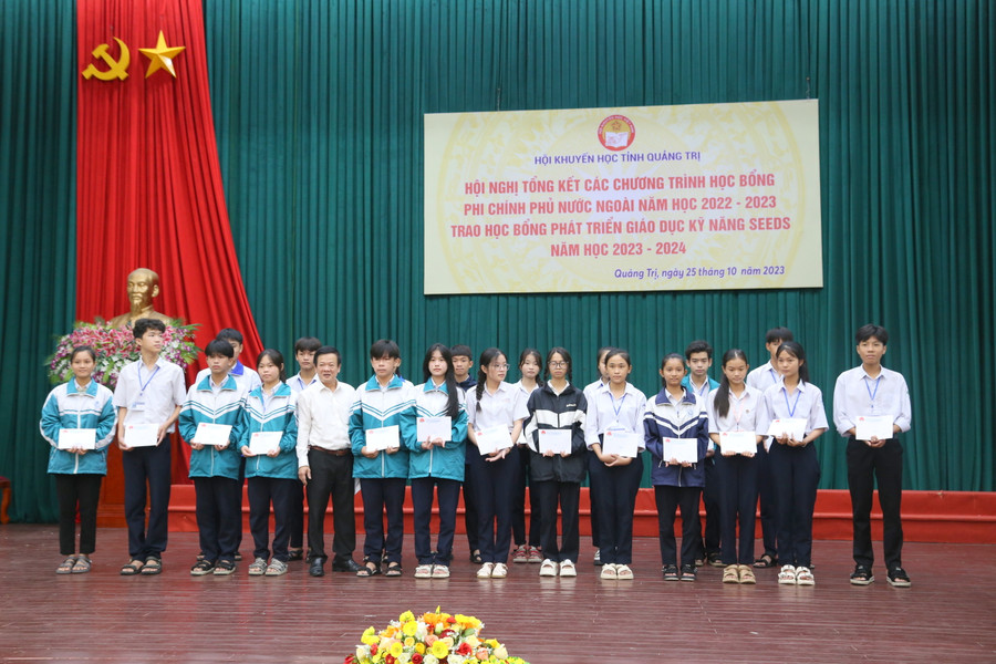 Ông Phan Hữu Huyện - Phó Giám đốc Sở GD&ĐT Quảng Trị trao học bổng đến học sinh. Ông Phan Hữu Huyện - Phó Giám đốc Sở GD&ĐT Quảng Trị trao học bổng đến học sinh.