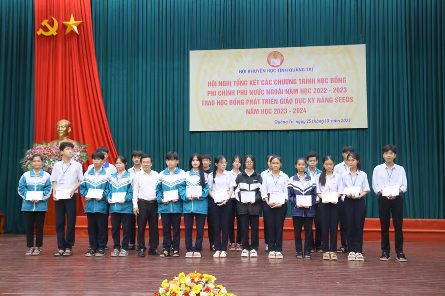 Ông Phan Hữu Huyện - Phó Giám đốc Sở GD&amp;ĐT Quảng Trị trao học bổng đến học sinh.