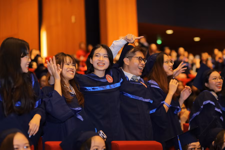 Niềm vui của các tân cử nhân trong lễ trao bằng tốt nghiệp.