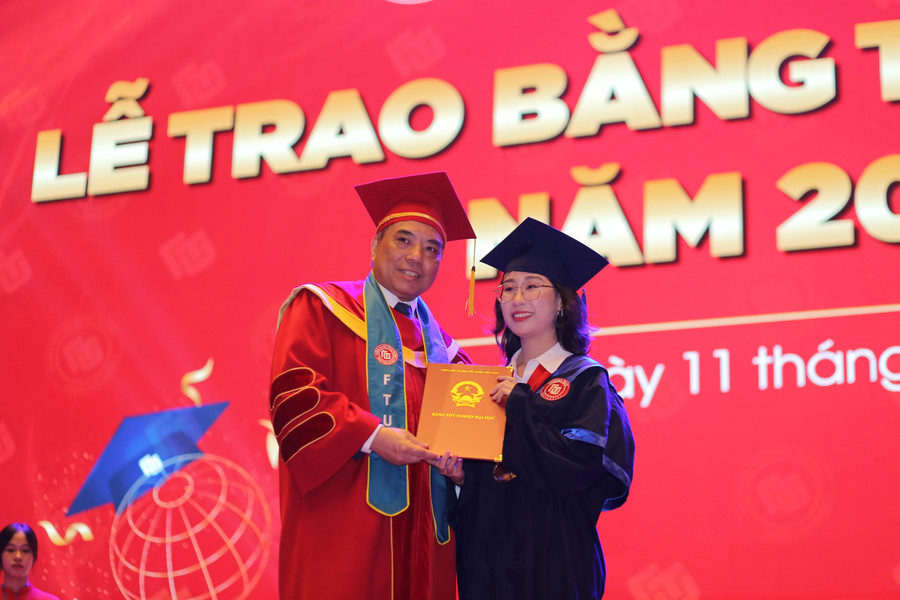 PGS.TS Bùi Anh tuấn trao bằng cho tân cử nhân tốt nghiệp năm 2022. PGS.TS Bùi Anh tuấn trao bằng cho tân cử nhân tốt nghiệp năm 2022.