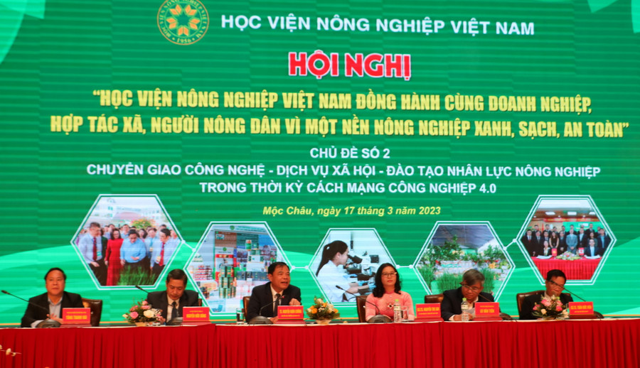 Các chuyên gia, nhà khoa học giải đáp một số thắc mắc của các doanh nghiệp, hợp tác xã về một số vấn đề liên quan đến nông nghiệp xanh, sạch, an toàn. Các chuyên gia, nhà khoa học giải đáp một số thắc mắc của các doanh nghiệp, hợp tác xã về một số vấn đề liên quan đến nông nghiệp xanh, sạch, an toàn.