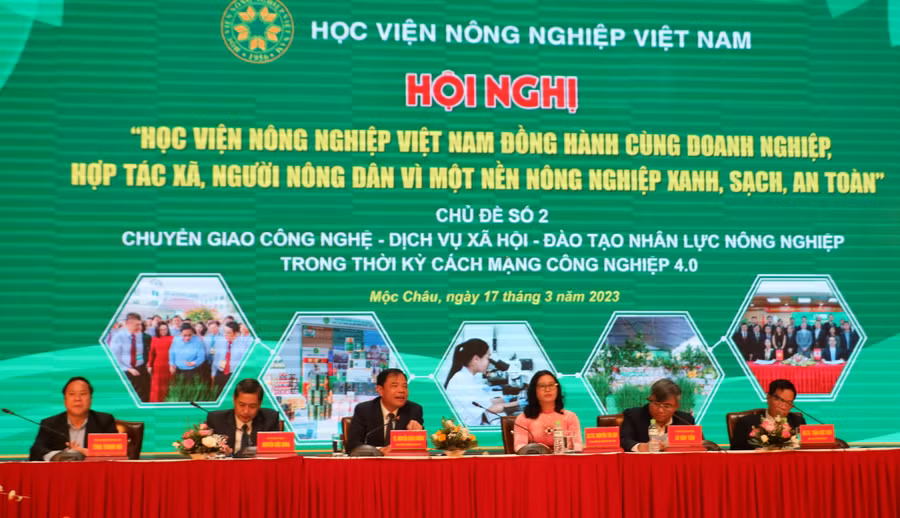 Các chuyên gia, nhà khoa học giải đáp một số thắc mắc của các doanh nghiệp, hợp tác xã về một số vấn đề liên quan đến nông nghiệp xanh, sạch, an toàn.