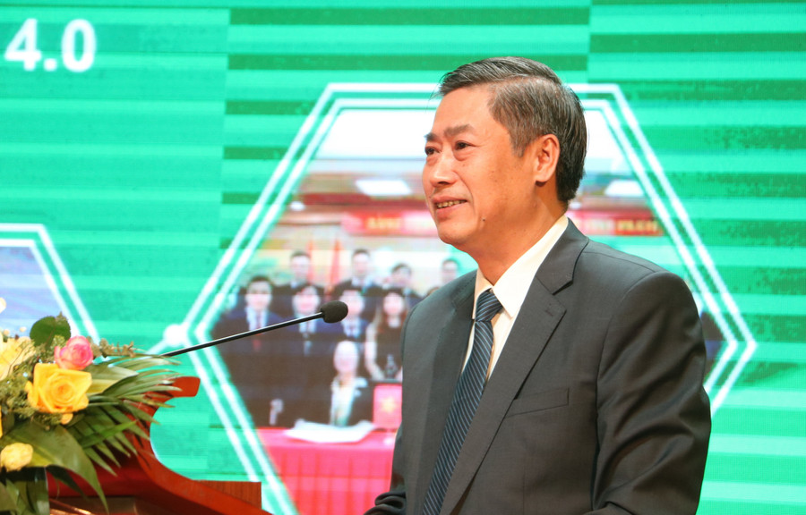 Bí thư Tỉnh ủy Sơn La Nguyễn Hữu Đông trao đổi về một số giải pháp đào tạo nguồn nhân lực chất lượng cao cho lĩnh vực nông nghiệp. Bí thư Tỉnh ủy Sơn La Nguyễn Hữu Đông trao đổi về một số giải pháp đào tạo nguồn nhân lực chất lượng cao cho lĩnh vực nông nghiệp.