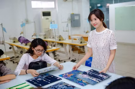 Midu lam giang vien ve thiet ke thoi trang - Anh 1