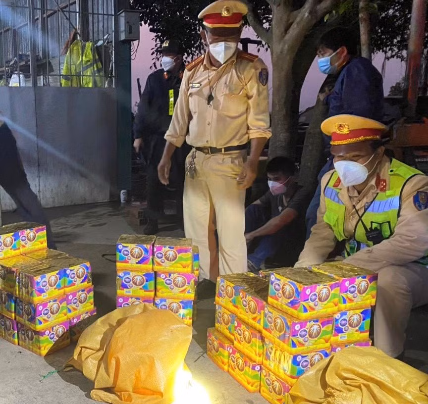 Lực lượng chức năng bắt quả tang các đối tượng vận chuyển trái phép pháo nổ (ảnh: CACC).