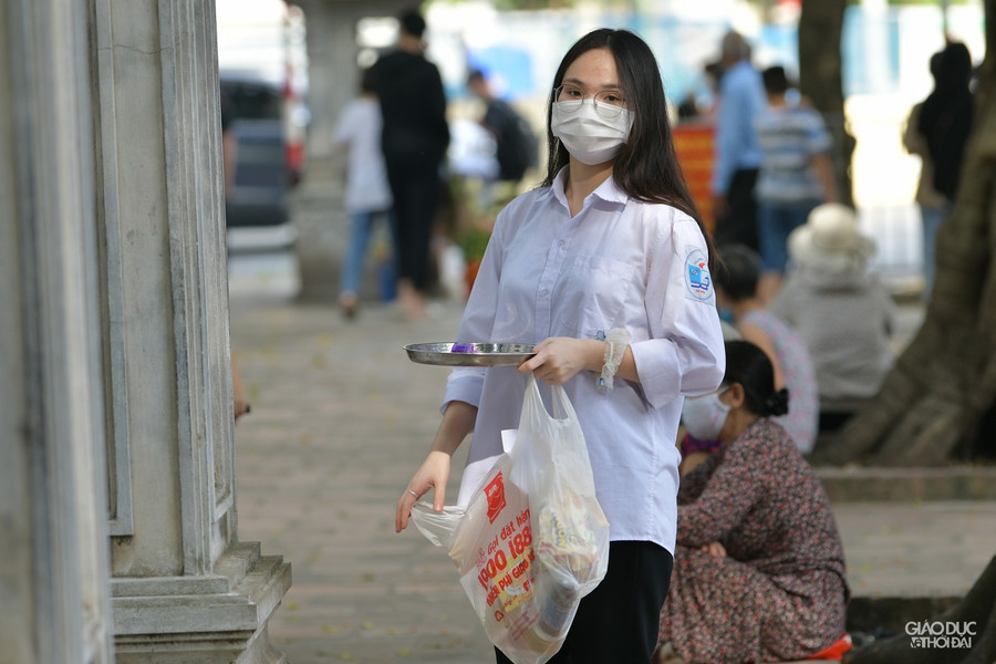 Nhiều gia đình cùng con em mình đến đây để cầu may mắn, hoa quả và đồ thắp hương cũng được các phụ huynh chuẩn bị trước ở nhà.