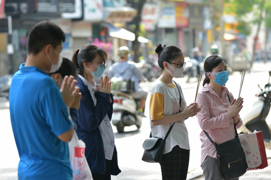 Ảnh sĩ tử đến Văn Miếu- Quốc Tử Giám cầu may trước ngày thi tốt nghiệp ảnh 7