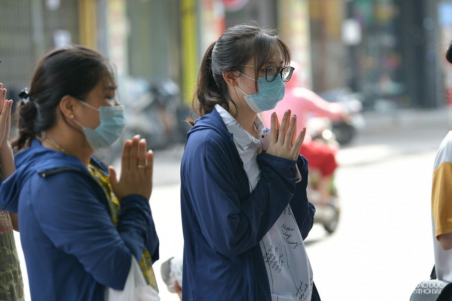 Ảnh sĩ tử đến Văn Miếu- Quốc Tử Giám cầu may trước ngày thi tốt nghiệp ảnh 3