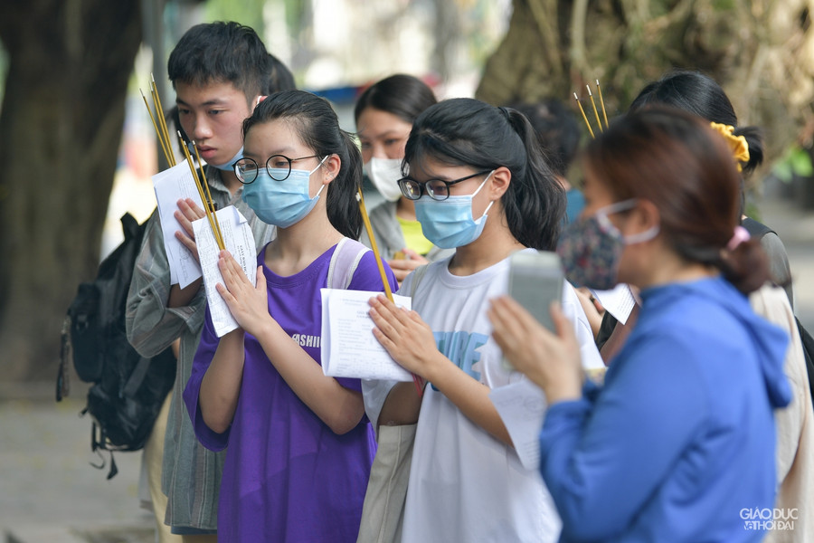 Mặc dù thời tiết Hà Nội khá oi bức trong những ngày cuối tuần, nhưng vẫn có nhiều sĩ tử đến thắp hương.