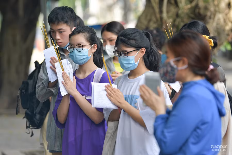 Mặc dù thời tiết Hà Nội khá oi bức trong những ngày cuối tuần, nhưng vẫn có nhiều sĩ tử đến thắp hương.