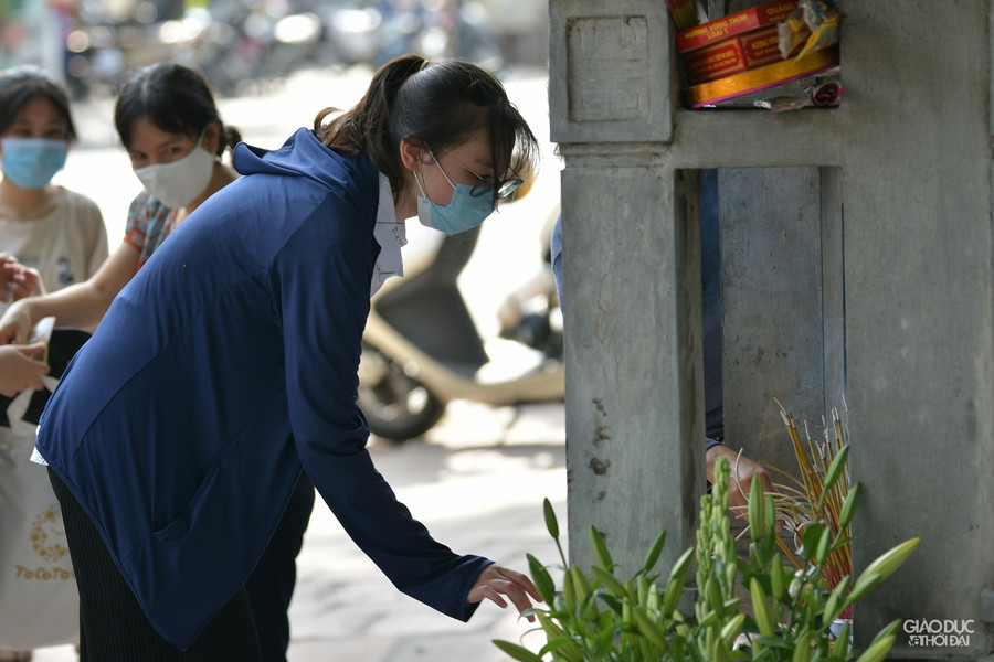 Vì dịch Covid-19, di tích lịch sử ở Hà Nội vẫn chưa được mở cửa, các sĩ tử phải đứng vái vọng bên ngoài.