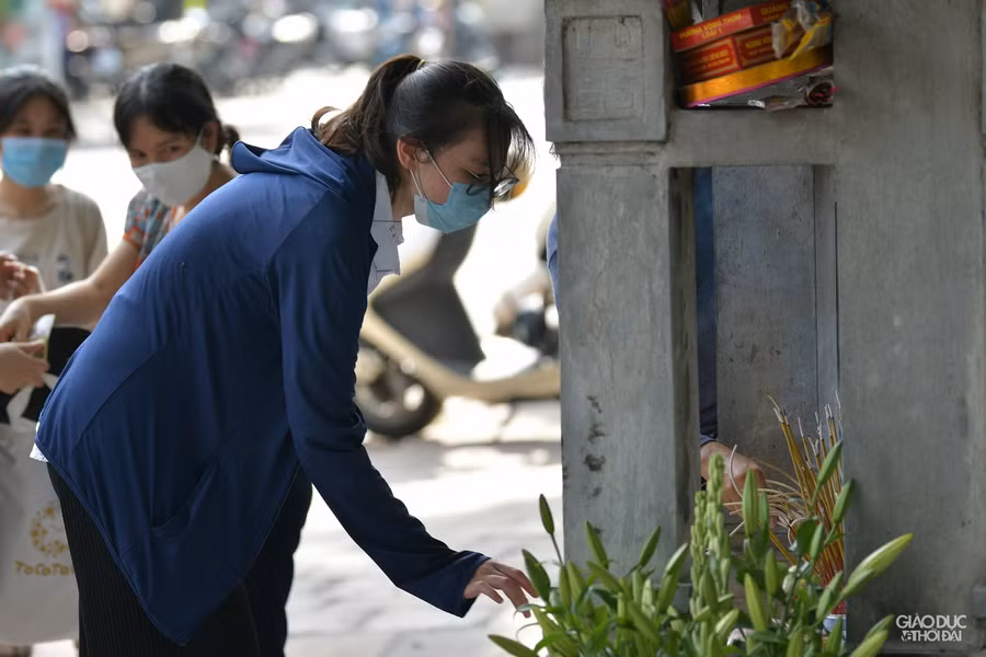 Vì dịch Covid-19, di tích lịch sử ở Hà Nội vẫn chưa được mở cửa, các sĩ tử phải đứng vái vọng bên ngoài.