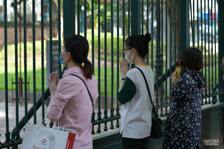 Bởi vậy, phụ huynh và sĩ tử đặt lễ, dâng hương vái vọng bên ngoài Văn Miếu.