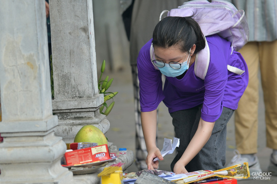 Ảnh sĩ tử đến Văn Miếu- Quốc Tử Giám cầu may trước ngày thi tốt nghiệp ảnh 9