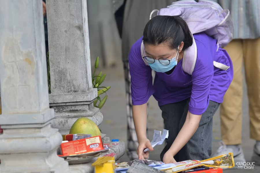 Ảnh sĩ tử đến Văn Miếu- Quốc Tử Giám cầu may trước ngày thi tốt nghiệp ảnh 9