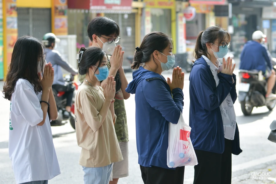 Nhiều phụ huynh cùng sĩ tử đến Văn Miếu- Quốc Tử Giám cầu may trước Kỳ thi tốt nghiệp THPT 2021.