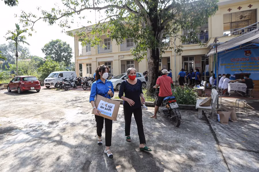 81 cựu TNXP được thăm khám, cấp phát thuốc miễn phí; đồng thời 81 “túi an sinh” (mỗi túi gồm các nhu yếu phẩm: gạo, mỳ chũ, mỳ tôm/cháo, pudding, hạt nêm, sữa…) được gửi tặng thay cho lời tri ân của thế hệ trẻ hôm nay đối với các cựu TNXP - thế hệ đi trước.