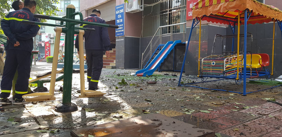 Nhiều mảnh vụn của đám cháy rơi ngay xuống sân chung cư, nơi đây cũng là khu vui chơi cho trẻ em tại chung cư. Nhiều mảnh vụn của đám cháy rơi ngay xuống sân chung cư, nơi đây cũng là khu vui chơi cho trẻ em tại chung cư.